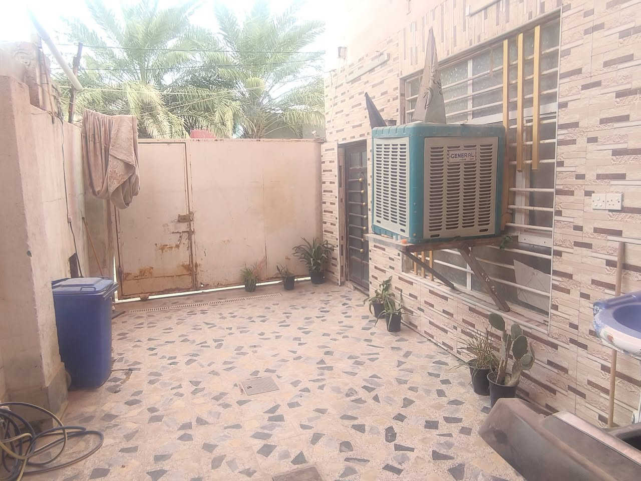 سلام عليكم دار للبيع المساحه 150متر الموقع حي الرحمه شارع المستوصف
البيت يحتوي على استقبال +صاله +غرف عدد2 +غرفه في الصطح 2صحيات داخليه   خارجه البيت محدث بناء سنه 2023
للاتصال ***********
