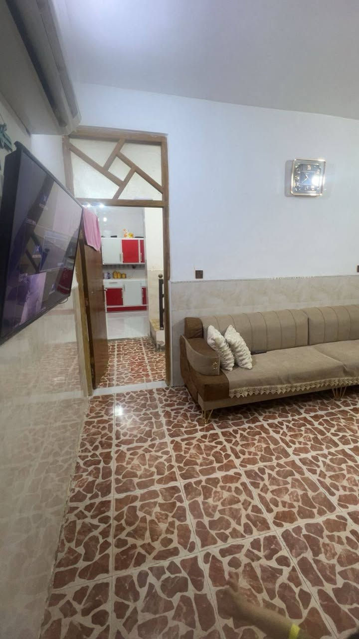 دار للبيع مساحه 50 طابو زراعي سند 25 بسمي قاط او نص 
البيت مدخل واحد ستقبال او مطبخ صحيات منور 
القاط الثاني غرفه نوم كبيره بيتونه او صطح 
بناء بلوك درجه اولى بيت جديد كامل من كلشي مي مجاري كهرباء انترنت كلشي موجود بس نقص بس لبخ الخارج البيت شغل جديد عله ايدي 
مكانه الشعب السريدات القديمه بدايت مربع ال 3 ثالث فرع عن اسواق حموشي كبال مولده محمد ابو روان 
السعر 48 بي مجال للشراي الموشراي لا يخابر فدوه 
مستعجل على البع  *********** تصال او واتساب
