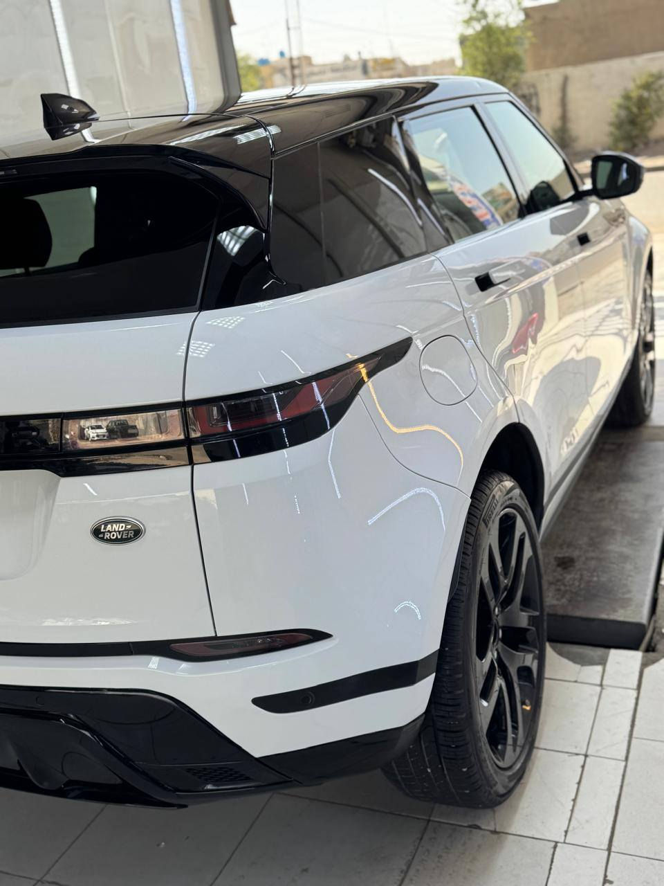 🚗 للبيع
Range Rover Evoque 2023
– رينج ايفوك 2023 وارد

🌍 المدينة –  بغداد 
•   🛣️  المسافة المقطوعة    3000 فقط 
------------------------------------------------------------ 
💰 السعر:        275  رانج   ايفوك  2023 

✅ المواصفات :

🔹 بحالة ممتازة جدًا –
🔹 وارد أمريكي 
رقم بغداد 

✔️ فتحة سقف بانوراما
✔️ مقاعد جلد فاخرة
✔️ تدفئة وتبريد للمقاعد (أمام + خلف)
✔️ دخول وتشغيل ذكي (Keyless)
✔️ شاشات وسطية متعددة تعمل باللمس
✔️ مقاعد كهربائية مع ذاكرة
✔️ باب خلفي كهربائي
✔️ نظام دفع رباعي (AWD)
✔️ كاميرات 360 درجة + حساسات أمامية وخلفية
✔️ نظام تثبيت سرعة ذكي (Adaptive Cruise Control)
✔️ نظام المحافظة على المسار
✔️ شاشة عدادات رقمية بالكامل
✔️ إضاءة LED أمامية وخلفية
✔️ نظام صوتي فاخر
✔️ شحن لاسلكي للموبايل
✔️ منافذ USB متعددة
✔️ نظام ملاحة (GPS)
✔️ وضعيات قيادة متعددة (Terrain Response)
✔️ نظام فرامل طوارئ تلقائي
✔️ مراقبة النقطة العمياء
🛠️ ملاحظة:
نظيفه جدا  سياره فقط.تبديل داعاميه امامي وربع جاملغ فيه فقط.
لاستفسار وات ساب او اتصال ***********
