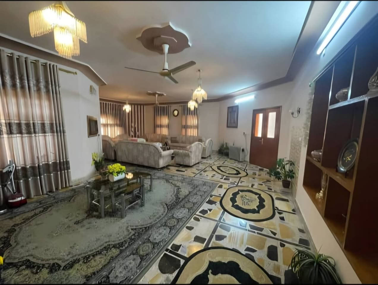 دار للبيع في حي المالية المساحة 720 م قرب المعهد  بحالة جيدة الواجهة 24 م طابقين 9 غرف نوم هولين داخلي وخارجي واستقبال وخدمات و كراجين .
عقارات الصفوة  المصارف قرب جامع سعدي مهدي
***********
***********
