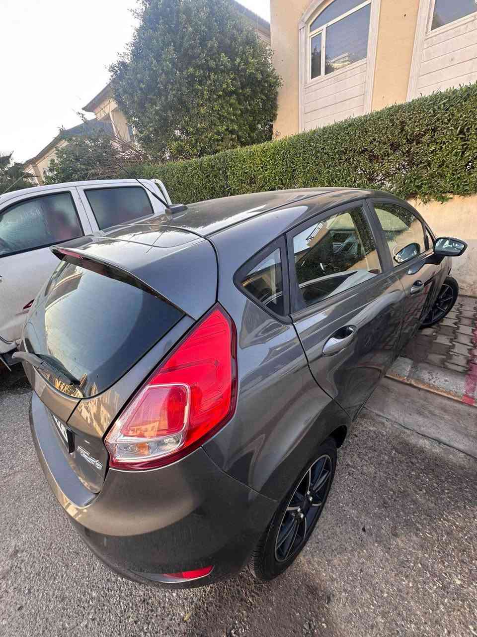 فۆرد فێستا مۆدێلی ٢٠١٨ ، تەنها یەک دەرگای سەکنی سبوغە ، پێش و پشتی کەپسە داخیلی نیە ئێرباگی نەتەقیە سەیارەکە مواسەفاتی se ، سەیارەکە ٦٠ هەزار رۆیشتیە ، گێر و مەکینە بەشەرت نەکرایتەوە ، هەیکەلی سەیارەکە زۆر بە خاوێنی ماوەتەوە ( یەک دەستە) ، رەقەم و سەنەوی نوێیە ، داوای ٨٥ وەرەقەی لێدەکەم ، رەقەم *********** أربيل, العراق
