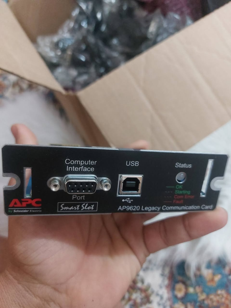 الحل النهائي لمشاكل ربط الـ UPS بالسيرفرات (للخبراء فقط 🛠️)
​
"عندك UPS من موديلات APC الحديثة (SMT, SMX, SURTD) وما جاي يربط وية السيرفرات القديمة أو أنظمة Solaris و Unix؟
​الحل هو بطاقة APC AP9620 Legacy Communication Card. هاي القطعة مو مجرد كارت، هي الجسر اللي يخلي الـ UPS الجديد يفهم لغة الـ Legacy (UPS-Link) حتى يطفي السيرفر بأمان وقت الانقطاع.
​ليش هاي الوجبة لقطة؟
​نظافة وكالة: القطع مفحوصة (QA Pass) بتاريخ 2023 يعني مو مخزونة وميتة.
​كاملة الملحقات: كل كارت وياه الكابل الأصلي مالته (APC Serial Cable)؛ اللي يشتغل بهالمجال يعرف إن الكابل وحده ثروة وصعب يتوفر أصلي.
​أداء مستقر: تدعم منفذ USB ومنفذ Serial بنفس الوقت.


**إذا كنت صاحب هذا الإعلان وتريد حذفه لأي سبب، رجاءا أرسل رسالة إلى الدعم الفني**