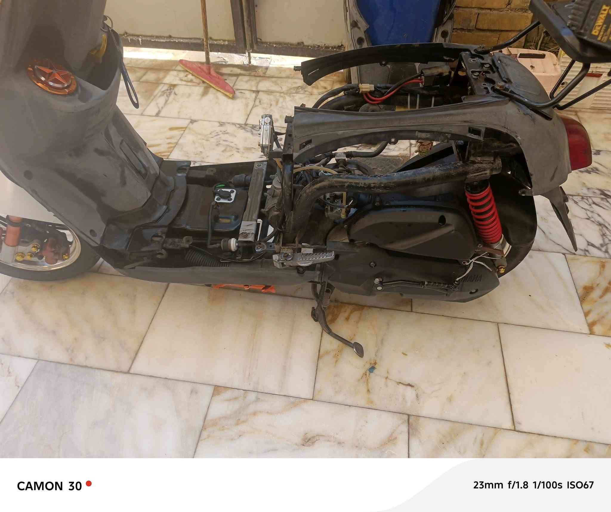 السلام عليكم دراجه بوليس مفتوحه  للبيع اسعر 700وبيها مجال مزوده من ناحيت الشكل
استان صفح 
قبق عنبار 
وياله مروحه 
صدر أمامي 
قبق مال بانزين بلاد
 تريد صالنصه بلاد لو FM
  قطره دهن 
چنكال
 يدات بريك
 يدت بانزين
كاسحه
مكان ناصريه سوق الشيوخ *********** وبي واتساب
