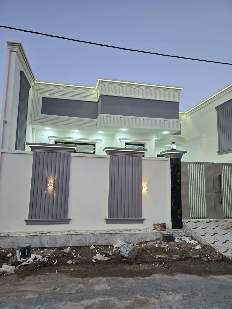 🏡2 بيوت للبيع_بناء حديث غير مسكون كونكريت مسلح
الديوانية / مجمع حيدر ابن حجي هندي بلوك 13 حولي الجامعة . 
🔸طابو زراعي سند 25  . 
المساحة 200م² – طابق واحد
🔹 2 غرفه نوم + استقبال + صالة
🔹 3 صحيات
🔹 مطبخ 
📞 للاستفسار: [***********]
🔸 او مراسـلة الصـفـحـة
