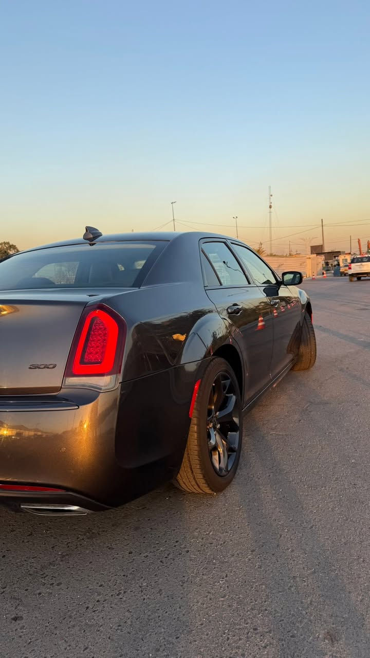 اوباما 2022
فول موصفات. 
الفئة 300
ماشية ٥٢ الف K
السيارة احلى من صور جديدة بمعنى الكلمة  
* عزم الدوران: 353 نيوتن.متر
* ناقل الحركة: أوتوماتيك 8 سرعات
* نظام الدفع: خلفي (RWD)
* جنوط ألمنيوم قياس 20 إنش (في بعض الفئات)
* مقاعد جلد مع تدفئة وتبريد
* شاشة وسطية 8.4 إنش
* دعم Apple CarPlay وAndroid Auto
* كاميرا خلفية وحساسات أمامية وخلفية
* رادار نقطة عمياء وتحذير مغادرة المسار والكبح التلقائي في الفئات العليا
* تشغيل بصمة ودخول ذكي
* مثبت سرعة وتكييف أوتوماتيكي مزدوج
ضربت السيارة فقط بنيد مبدل ابلادي 
بدون دواخل 
مكان السيارة بغداد   
السعر ٢٨،٠٠٠$
للاستفسار. ***********
