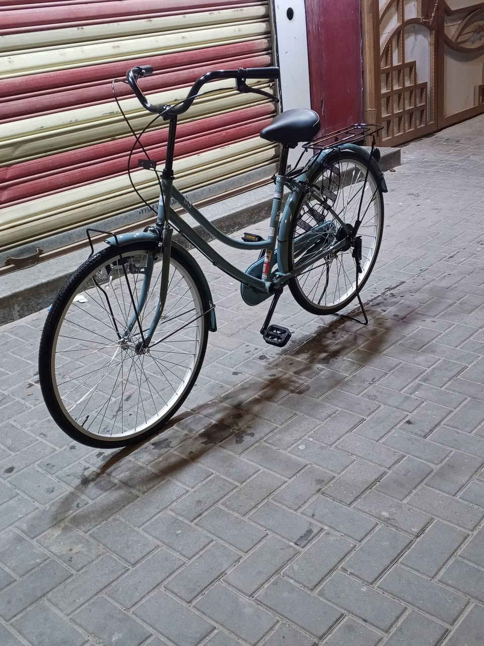 سلام عليكم بايسكل سياحي نظيف وجديد صار شهر من اشتريتة مواصفات كاملة اي نقص مابي بايسكل جديد السعر160 الإستفسار على الرقم التالي ***********
