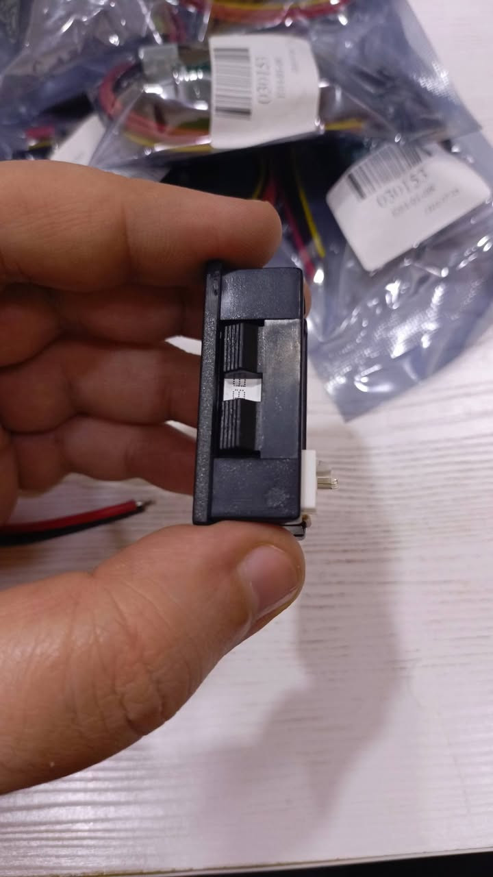 هذا الجهاز هو مقياس جهد وتيار رقمي (فولتميتر وأميتر) يعمل بالتيار المستمر، يستخدم لقياس ومراقبة مستويات الطاقة في الدوائر الكهربائية. 
نوع الجهاز: مقياس لوحة رقمي مزدوج (Digital Panel Meter). 
الوظائف: قياس الجهد الكهربائي (فولت) وشدة التيار (أمبير). 
نطاق القياس الشائع: عادة ما يقيس جهداً يصل إلى 100 فولت وتياراً يصل إلى 10 أمبير. 
المميزات: شاشة LED مزدوجة اللون (غالباً أحمر للجهد وأزرق للتيار) لسهولة القراءة. 
الاستخدامات: يستخدم في السيارات، الدراجات النارية، وأنظمة الطاقة الشمسية لمراقبة الشحن والاستهلاك. 
++++++++++++++
السعر 25 الف الحجز على الخاص


**إذا كنت صاحب هذا الإعلان وتريد حذفه لأي سبب، رجاءا أرسل رسالة إلى الدعم الفني**