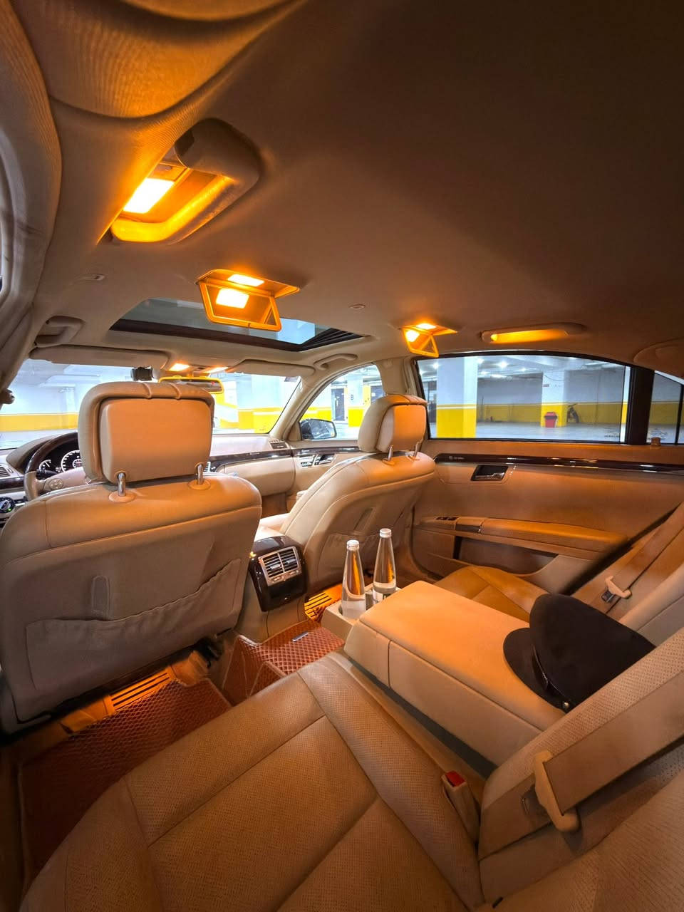 ﷽
مارسيدس اس كلاس للبيع Mercedes S Class 
S550 L AMG 
2013 اصل 
من النوادر 
لون اسود داخل بيجي 
محرك  4.7L V8 Biturbo يعني توين توربو نفسة محرك ال جي كلاس  
السيارة فول مواصفات يعني رادارات و اوتو بارك ومثبت سرعة تفاعلي و مساج وانارة داخلية بلادية  
1.مغلفة بالكامل PPF لامع 1350$ 
2. عليها فلاتر  Life time K&N من امريكا سعرهن 350$ ذني ميتبدلن يبقن طول العمر 
3. عليها مودم Apple car play  مدعوم من شركة مرسيدس يصير على الشاشة البلادية ( يعني الشاشة ونظامها البلادي ما ملعوب بي ) سعرها من امريكا 500$ 
4. ويالة حجم 18 مال S600 
5. السيرفس والدهن كله من وكالة مارسدس 
6. صفر مسج كير ومحرك وكهربائيات وحدادية كلها جديدة و من الشركة 

السيارة وارد امريكي كلين بدون حادث تقريرها سرقة فقط 
استيراد شخصي مالك اول بالعراق 
كلش نظيفة السيارة شوفة عينك 
بيها ملاحظات طخة صغيرة صارت هنا بالجاملغ الايسر الامامي سويته علبارد والدعامية الامامية مصبوغة فقط باقي السيارة كله مكفول وبدون برغي نقص تاخذها تشغل وتطلع 
رجاءاً رجاءاً لتقارنها  بالستة سلندر لو البيهن حادث او بالمحدثات او 2012 وجوة لان تختلف 
رقم بغداد تحويل ثاني يوم المكان بغداد
باقي التفاصيل على الواتساب او اتصال على الرقم  
السعر 30 الف دولار و بيها مجال ان شاء الله 
للتواصل ***********
