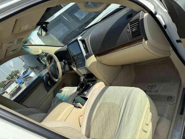 لاندكروز2017  ساز محرك 8 سلندر فول مواصفات رقم اربيل السنويه توه مجددها قبل اسبوع ماشيه 193الف السياره مكفولة من الظربه والتبديل بس بيها صبغ رش قطعين بدون معجون الجاملغ والباب الخلفي اثر طخه توحيد لون والبنيد بيه شبر صبغ اثر طخة بسيطة  والمكينه والكير مكفولات من الفتح والخلل حداده جديده السيارة جاهزه من كلشي  السعر 475$ وبيها محال للطيبين للاستفسار ***********
