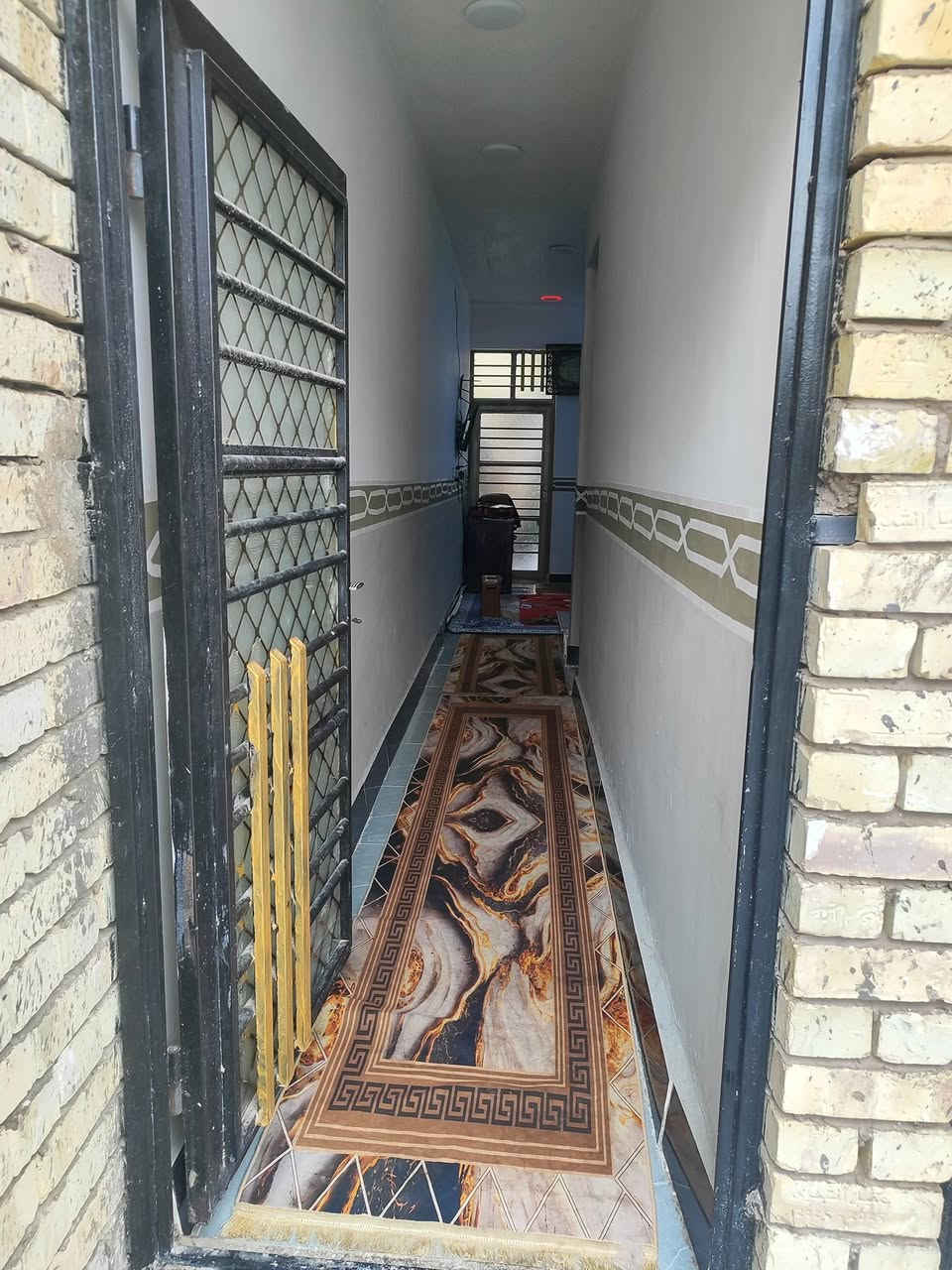 السلام عليكم بيت مساحة 100م واجهة 5 نزال 20 يحتوي على استقبال وممر داخلي وصالة مفتوحة وغرفة نوم مع حمام سويت داخلي بناء حديث وطابوك الاساس رفت مقابل البانزيخانة قريب على شارع على البزل ماء كهرباء ومجاري للاستفسار 
*********** بيه واتساب 
نوع السند 25 بيه إقرار محكمة
