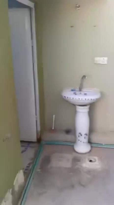 سلام عليكم  بيت 🏠 يجار حي العسكري يم كيك المصطفى ٣ غرف ١٠٠متر ٤٠٠ شامل مي كهرباء ***********
