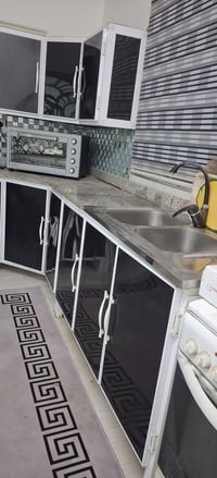 كاونتر مطبخ زاوية (ضلعين) أبيض × أسود تصميم عصري يضيف فخامة للمطبخ ✨ ع...