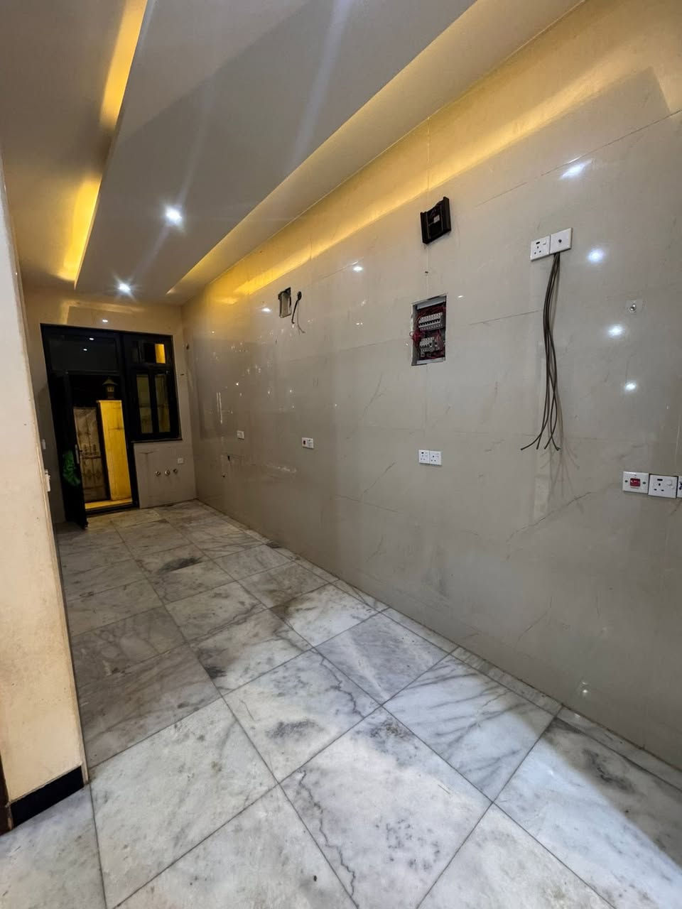 #للايجار في #السيديه
دار سكني مساحه90 متر واجهه 6 مدخلين 

يتكون من صاله مطبخ خدمات اربع نوم 

سعره 1250 الدفع شهرياً مع شهر تأمين 

للاسـتفسـار الاتـصال علـى الارقـام التـاليه  او زيـاره مكـتب عبدالله الرفيـعي السيـديه_شارع الضـباط_ مقابل مجـمع لحـوم جويـلي 

#مكتب-عبدالله-الرفيعي

***********

‏‭0770 010 5930‬

‭+964 770 712 2380‬

━━━━━━━━━━━━━━━

#بيت #عقارات #منزل #بيع #وساطة_عقارية

#شركة #سيدية #بغداد #عراق

#عقارات_السيدية

#عقارات_الكرخ #ايجار_تجاري

#بنايات_سكنية

#عقارات_القادسية #عقارات_اليرموك #عقارات_المنصور

#عقارات_الحارثية #عقارات_الكاظمية #عقارات_الاعظمية

#عقارات_العطيفية #عقارات_حي_الجامعة
