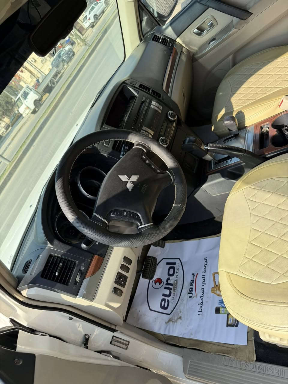 السلام عليكم سياره للبيع  باجيرو ٢٠٠٨ خليجي رقم بغداد الإنكليزي بسمي سياره كفاله عامه من الصبغ غير باب خلفي مبدل نفس الون  جديده على وضع الشركه سياره صدر امامي خلفي جديد مكينه 3000 ادامه جديده ماشيه 240 تبريد 3قطع كير ومكينه مكفولات ساره كلش جديده بعد احله من الصور 
رايدهه 122وبيهه مجال 
مكان بغداد العامريه 
رقم ***********
رقم ***********
