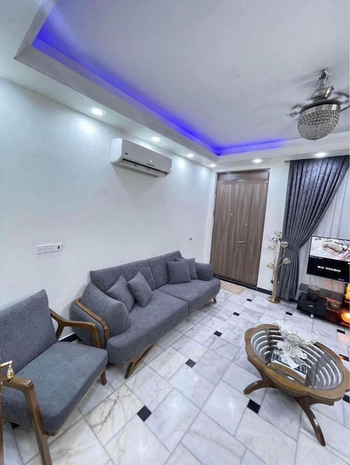 بيت حديث ونظيف للبيع في الوزيرية شارع المغرب
مساحتة واقع حال 80 متر وبالسند 71 ونص

بناء درجة اولى الطابق الارضي طارمة واستقبال ومطبخ وغرفة نوم ومنور عدد 2 وخدمات متكاملة الطابق الاول غرفة وحمام مستقل حديث الطابق الثاني غرفة وحمام مستقل ومخزن

ويحتوي الطابق الثاني على شقة معزولة عزل تام تحتوي على غرفة وحمام ومطبخ ومنور مستقل

ارضية المنزل مرمر طبيعي ويحتوي المنزل على سقوف ثانوية

ونظام اضائة وصحيات حديثة وفق معايير عالمية اقرب نقطة دالة ساحة عنتر

البناء حديث ودرجة اولى للاستفسار الاتصال على الرقم
***********
