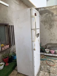 ثلاجه للبيع شغاله وتجميده ثلج بس كشرهة تعبان سعره 125وبيه مجال07775102...