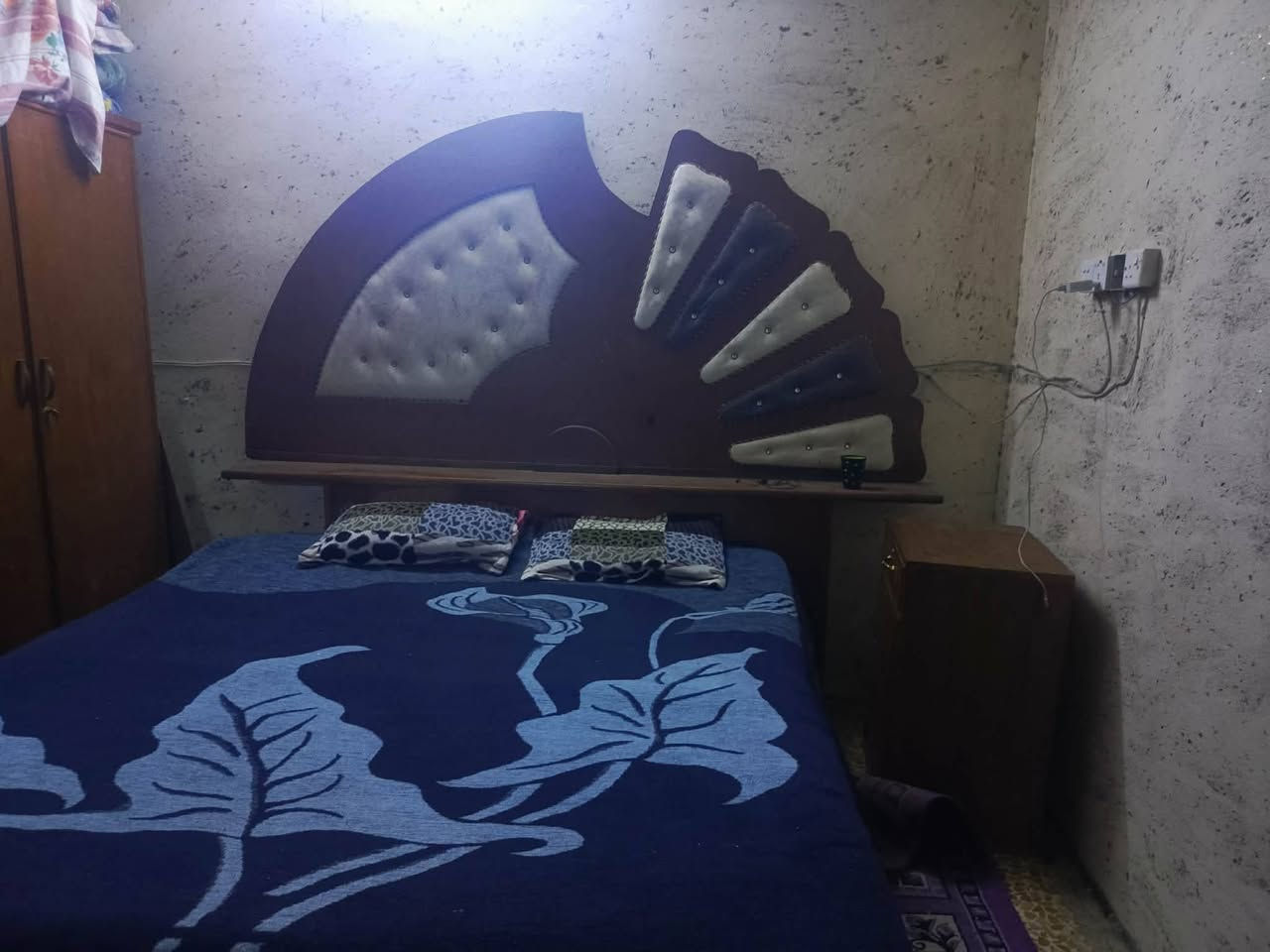 السلام عليكم تخت للبيع نضيف بس رجل مال تخت انكسرت  سعر 60بي مجال  ‏‪***********‬‏   ***********
