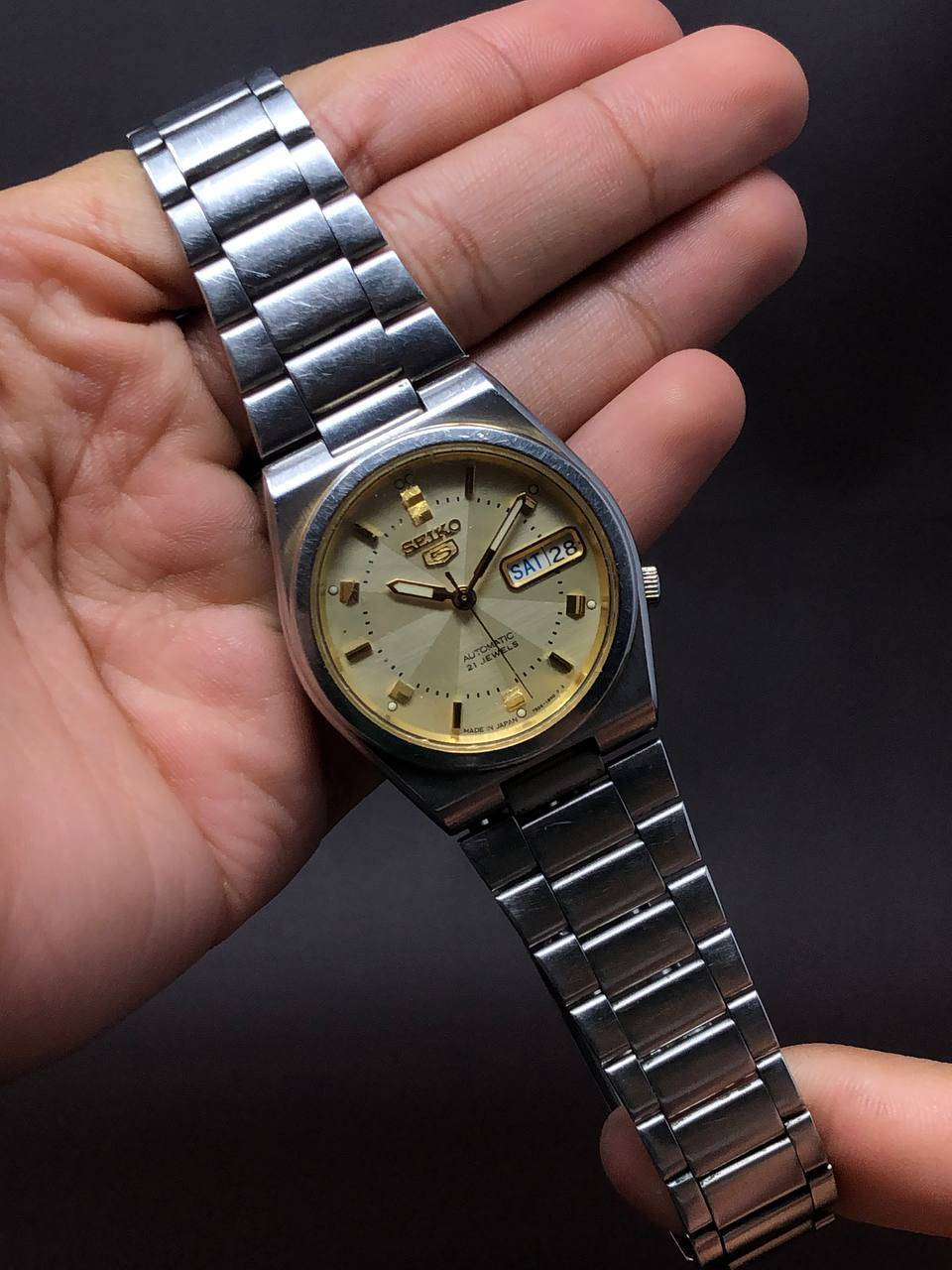 الماركة : SEIKO 5 
الماكنة : أوتماتيك ياباني 
•••••••••••••••••••••••••••••
مادة الصنع : ستانلس ستيل 
الصنع : ياباني 
* مُقاومة الماء 
* منفذ يومي - شهري  " Day Dat "
* تحتوي على 21 حجر
* عقارب مضيئة
* سير حديد غير مستبدل
•••••••••••••••••••••••••••••
السعر : ( 60 ) الف دينار فقط

للحجز والأستفسار دايركت 📥

 #ساعات_أصلي  #شباب


**إذا كنت صاحب هذا الإعلان وتريد حذفه لأي سبب، رجاءا أرسل رسالة إلى الدعم الفني**