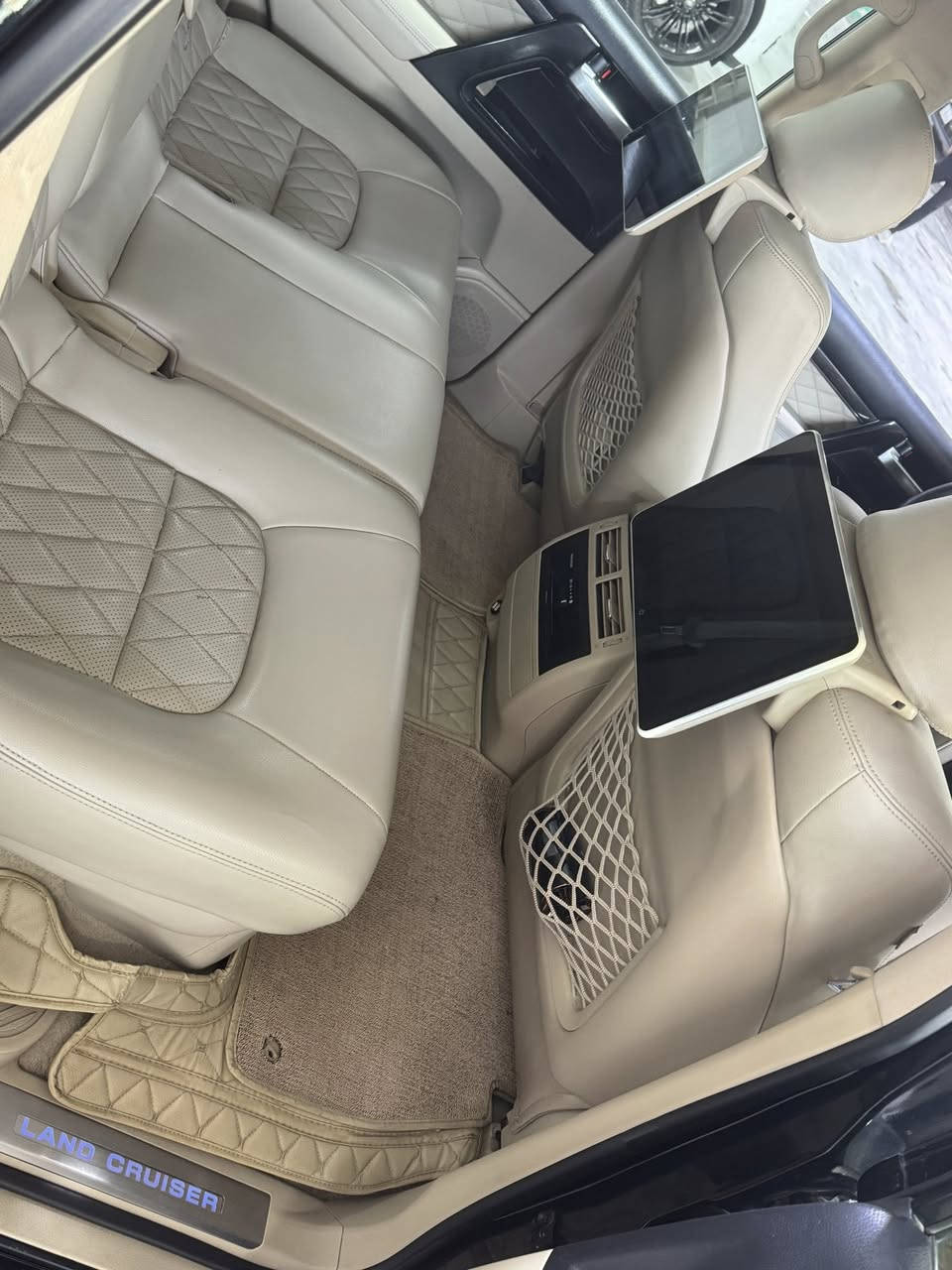 السلام عليكم 
لاندگروز شركات فول مواصفات 
موديل 2020
السياره ماشيه 94 الف 
بيها جاملغ امامي جهه السايق مبدل فقط نفس اللون بلادي بدون دواخل 
السياره جاهزه من كلشي بدون اي نقص 
بغداد بأسمنه 
مكينه 6 سلندر 
فول مواصفات 
العنوان بغداد الكرخ الجوادين 
للاتصال ع ‭0770 724 2931‬ 
السعر 50000 يعني خمس شدات بيها مجال بصيط
