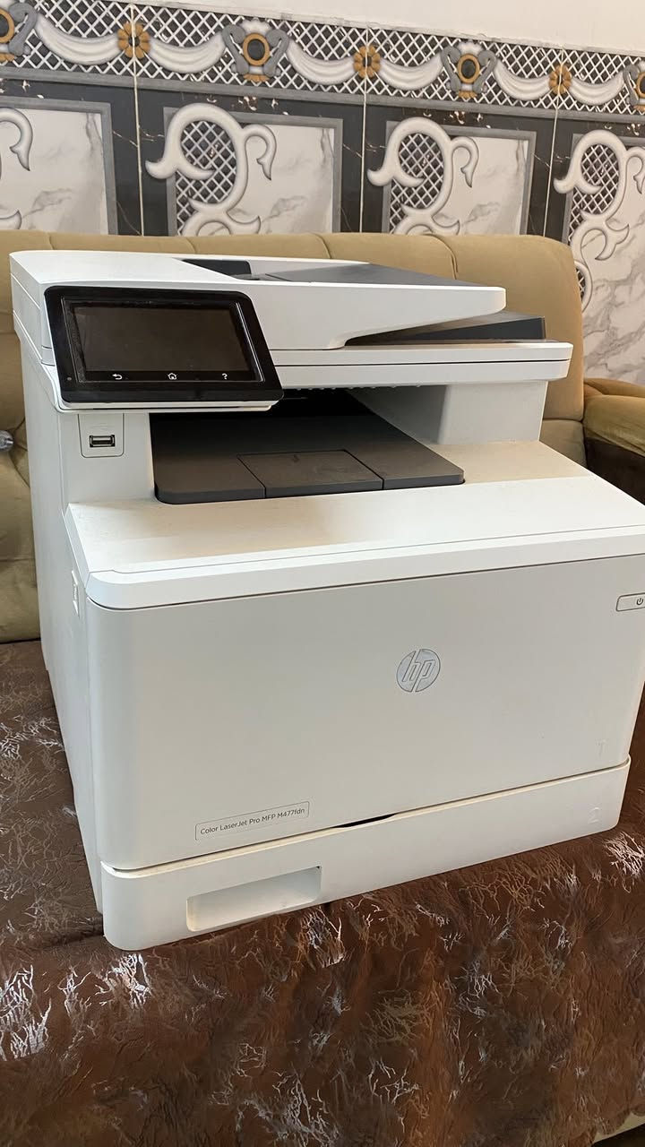 ***********
موجود توصيل الكل محافظات العراق 
السعر 425 الف

 طابعة الليزر الملونة متعددة الوظائف HP Color LaserJet Pro MFP M477fdn.]

 أهم المواصفات الفنية للطابعة:
* الوظائف الأساسية: الطباعة، النسخ (التصوير)، المسح الضوئي (سكانر)، والفاكس.
* سرعة الطباعة: تصل إلى 28 صفحة في الدقيقة للألوان والأسود.
* الطباعة على الوجهين: تدعم الطباعة التلقائية على الوجهين (Duplex) لتوفير الورق.
* الشاشة: شاشة رسومية ملونة تعمل باللمس مقاس 4.3 بوصة لسهولة التحكم.
* الاتصال: منفذ USB 2.0 عالي السرعة، ومنفذ شبكة Gigabit Ethernet للتوصيل بالشبكة السلكية (هذا الموديل fdn يعتمد على الشبكة السلكية ولا يدعم الواي فاي المباشر بشكل افتراضي مقارنة بموديل fdw).
* الأحبار المتوافقة: خراطيش حبر HP 410A و HP 410X (الأسود، الأزرق، الأرجواني، والأصفر).

‎⚖️ الأبعاد والوزن:
* الأبعاد: الارتفاع 40 سم × العرض 41.6 سم × العمق 47.2 سم تقريبًا.
* الوزن: حوالي 23.2 كجم، وهي طابعة متينة ومخصصة للاستخدام المكتبي الشاق وبيئات
العمل
