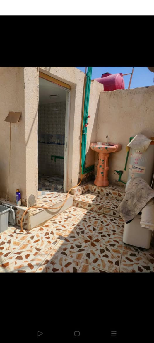 بيت للبيع بحي العزل زراعي سند 25 مساحته 140 متر يحتوي غرفه وصاله وصحيات ومطبخ وحديقه جبيره البيت نضيف كما موضح السعر 35 وبي مجال كلش بسيط للاستفسار *********** مكتب الصالح
