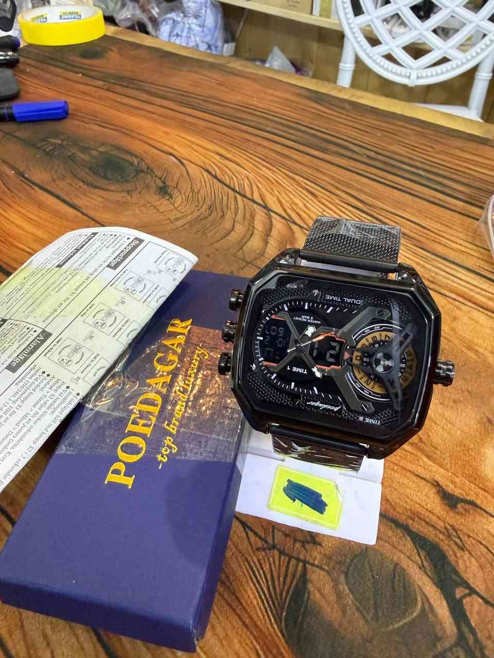 تتميز الساعة بتصميم Dual Time (توقيت مزدوج) يتيح عرض وقتين مختلفين في آن واحد.

تحتوي على شاشة LED إلكترونية بالإضافة إلى العقارب التقليدية (Analog-Digital).

الساعة مقاومة للماء حتى عمق 30 مترًا (3Bar)، مما يجعلها مناسبة للاستخدام اليومي ورذاذ الماء، لكن لا يُنصح بها للسباحة أو الغطس.

تأتي مع حزام فولاذي مقاوم للصدأ (Stainless Steel) أو سيليكون، وتتضمن ميزات إضافية مثل التاريخ، وعرض أيام الأسبوع، ومنبه


**إذا كنت صاحب هذا الإعلان وتريد حذفه لأي سبب، رجاءا أرسل رسالة إلى الدعم الفني**