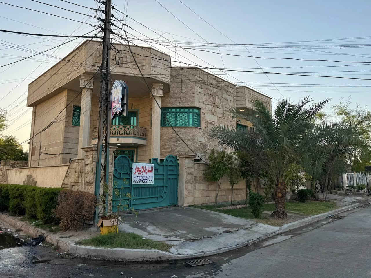 دار ركن مطل على ٣ شوارع شارع ٢٠ للايجار تجاري فقط
المساحة 200 متر 
يحتوي على سبع غرف
يصلح مشروع تجاري او معهد تدريس او مجمع طبي 
الموقع حي الجهاد الرفاق مدخل الرفاق
للاستفسار الاتصال على الرقم :
***********
متواجد وات ساب
