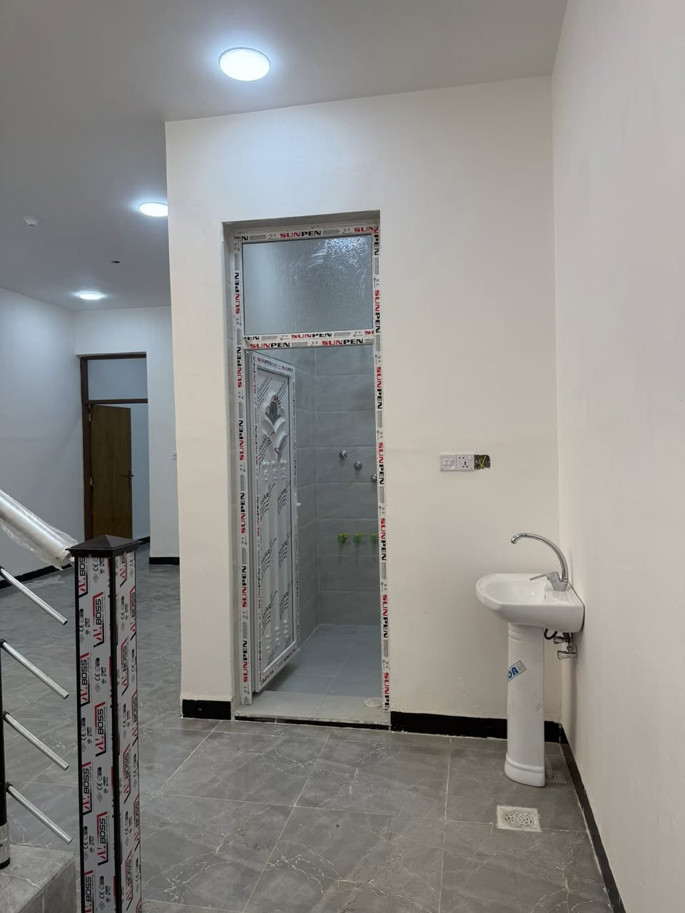 بسم الله 
دار سكن عدد ٣ للبيع 

بناء حديث 

المساحه 140م للدار الواحد 

العنوان منطقه بغداد 

تبعد ١٠٠ متر عن الشارع العام 

خدمات كامله ماء كهرباء مجاري تبليط 

السعر ٩٨مليون للدار الواحد 

للاستفسار الاتصال او مراسله الصفحه

***********
