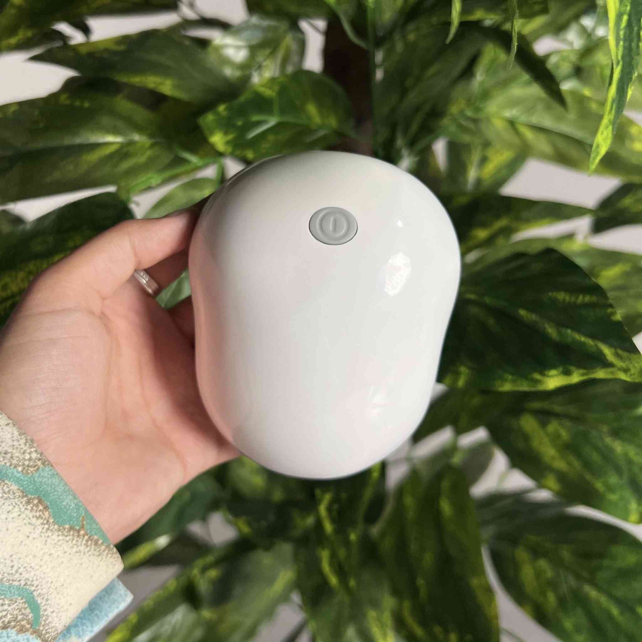 جهاز تدليك ( مساج ) فروة الرأس
جهاز مساج فروة الرأس الذكي 3 أوضاع – Smart Scalp Massager

• جهاز مساج لفروة الرأس بتصميم مدمج وعملي، مناسب للاستخدام المنزلي مع 3 أوضاع تدليك.

• اسم المنتج: Smart Scalp Massager

• يعمل بنظام 3 أوضاع تدليك (دوران بطيء للأمام / دوران بطيء / دوران متناوب)

• تصميم صغير ومحمول سهل المسك والاستخدام

• مزوّد بـ مؤشر شحن

• يعمل بجهد 5V وقدرة 5W

• نوع المنتج: جهاز مساج فروة الرأس
• الموديل: NSHD-001
• الجهد الكهربائي: 5V
• القدرة: 5W
• تيار الشحن: 1A
• الأبعاد: 98 × 91 × 77 مم
• الوزن الصافي: حوالي 205 غرام
• أوضاع التشغيل: 3 أوضاع تدليك
• نوع البطارية: بطارية بوليمر قابلة للشحن
• وقت الشحن: 2.0 ساعة كحد أقصى

محتويات العلبة:
• جهاز مساج فروة الرأس ×1
• كيبل شحن ×1
• دليل استخدام / كتيّب تعليمات ×1
  
السعر 20,000
التوصيل داخل بغداد 3,000
التوصيل خارج بغداد 5,000


**إذا كنت صاحب هذا الإعلان وتريد حذفه لأي سبب، رجاءا أرسل رسالة إلى الدعم الفني**