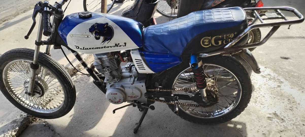السلام عليكم
دراجه للبيع خمسه 99999
محرك خير من الله
مامعمر شرط بس ابتل فيتس
السعر 250 بي مجال حك جيتك
***********
***********
