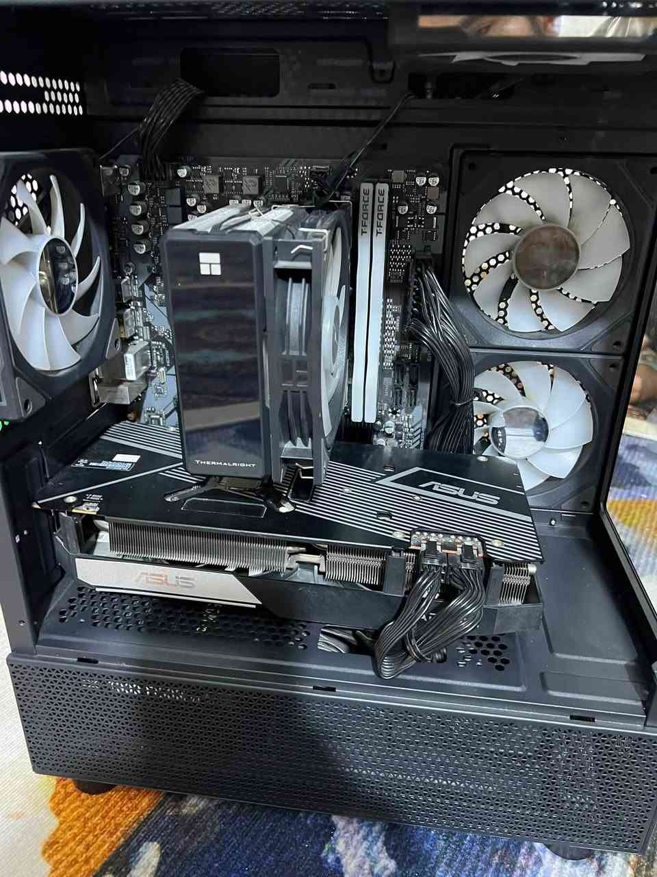 كيس البيع
Amd R 5 7 600x
Amd RX6700xt asus tuf gemng 
por750w
M.2 1t gn4
مبرد هواي زت ماتك  بي شاشة 120
B650m 
RAM DDR5 2 16gb 6000hz 

السعر مليون 1400
بغداد سبع قصور
هاذا رقمي عل واتساب ***********
