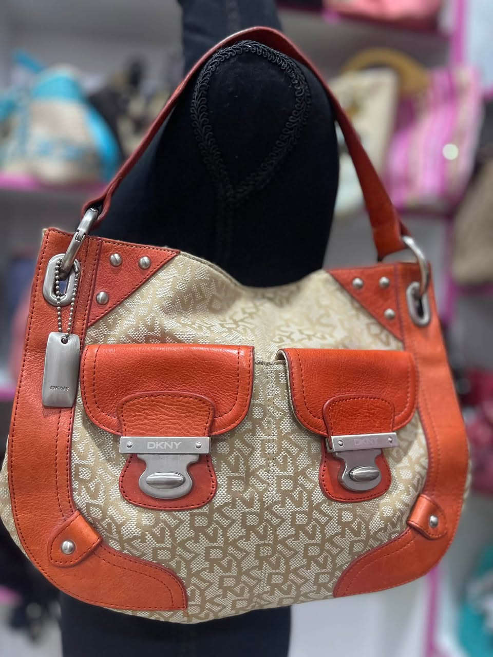 حقيبة ماركة DKNY اصلي
السعر : 35


**إذا كنت صاحب هذا الإعلان وتريد حذفه لأي سبب، رجاءا أرسل رسالة إلى الدعم الفني**