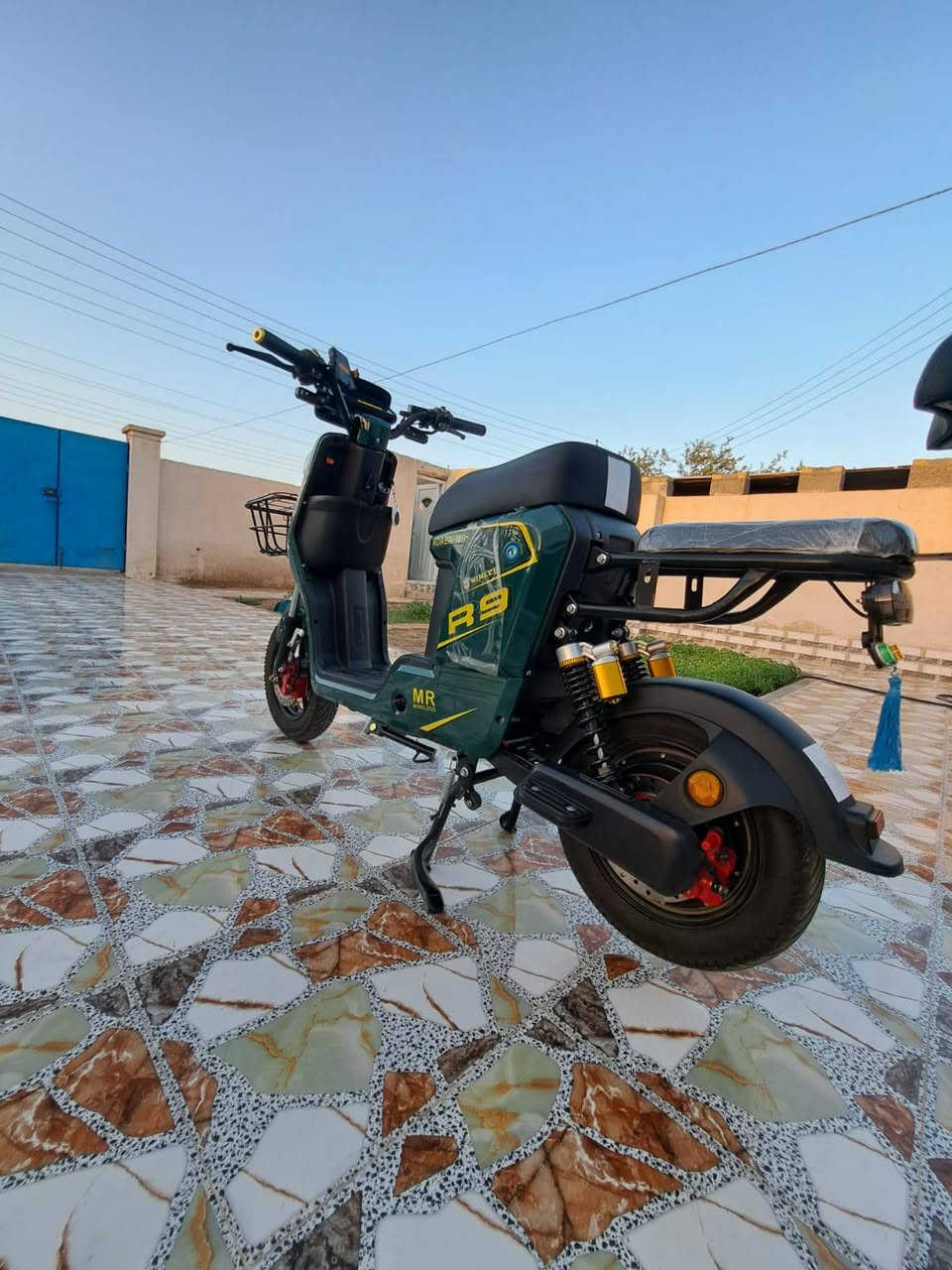 سلام عليكم دراجه كهربائيه R9 للبيع جديده ستخدام قليل بعدها على البلاد ما بدل بيها اي شي وبيها وصل الضمان مكاني ميسان 
المواصفات 
 بصمه تشغيل 
شاحنه USB
لايت زنون علي ناصي LED
شاشه ليزريه الكتروني 
مسجل MB3 بلوتوث 
للستفسار اكثر على الرقم 
***********
