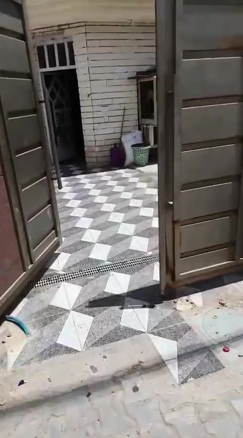 بيت للبيع طابؤ صرف مساحته 150مكان جسر ديالى ساهرون اتصال عرقم لموجود ***********
