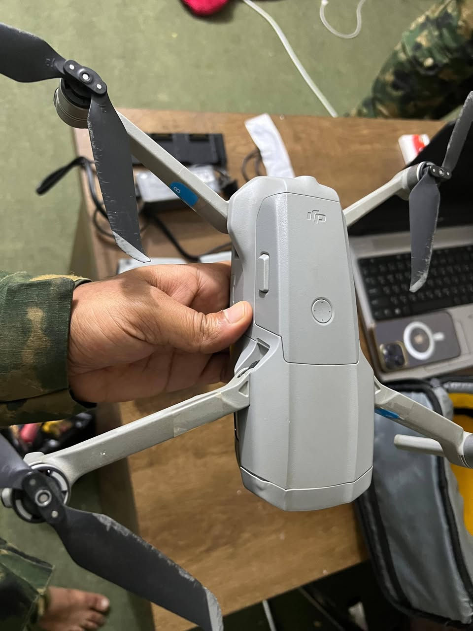 اير 2 
وياه 3 بطاريات 
الارتفاع100 متر 
المده 10 كيلوات 
وياه جنطه وشاحنه وريش احتياط  و٣ فلاشات كامره 
استخدام شخصي 
نظامه 3 سرعات 
تصوير HD و4k


**إذا كنت صاحب هذا الإعلان وتريد حذفه لأي سبب، رجاءا أرسل رسالة إلى الدعم الفني**