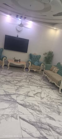 بيت للأيجار مؤثث كامل جيب ملابسك وسكن فقط..... المساحة  250 م طابقين 4...