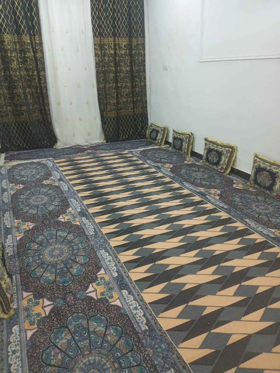دار للبيع مساحة 200م طابو
يحتوي على :
استقبال 
مطبخ 
غرف نوم عدد 4 
+ غرفة سويت يعني المجموع 5 غرف
حمام عدد 2 

العنوان النهروان منطقة الـ 7000 / قرب موكب قمر العشيرة

للأستفسار عن باقي التفاصيل 
الاتصال على صاحب الدار ***********

