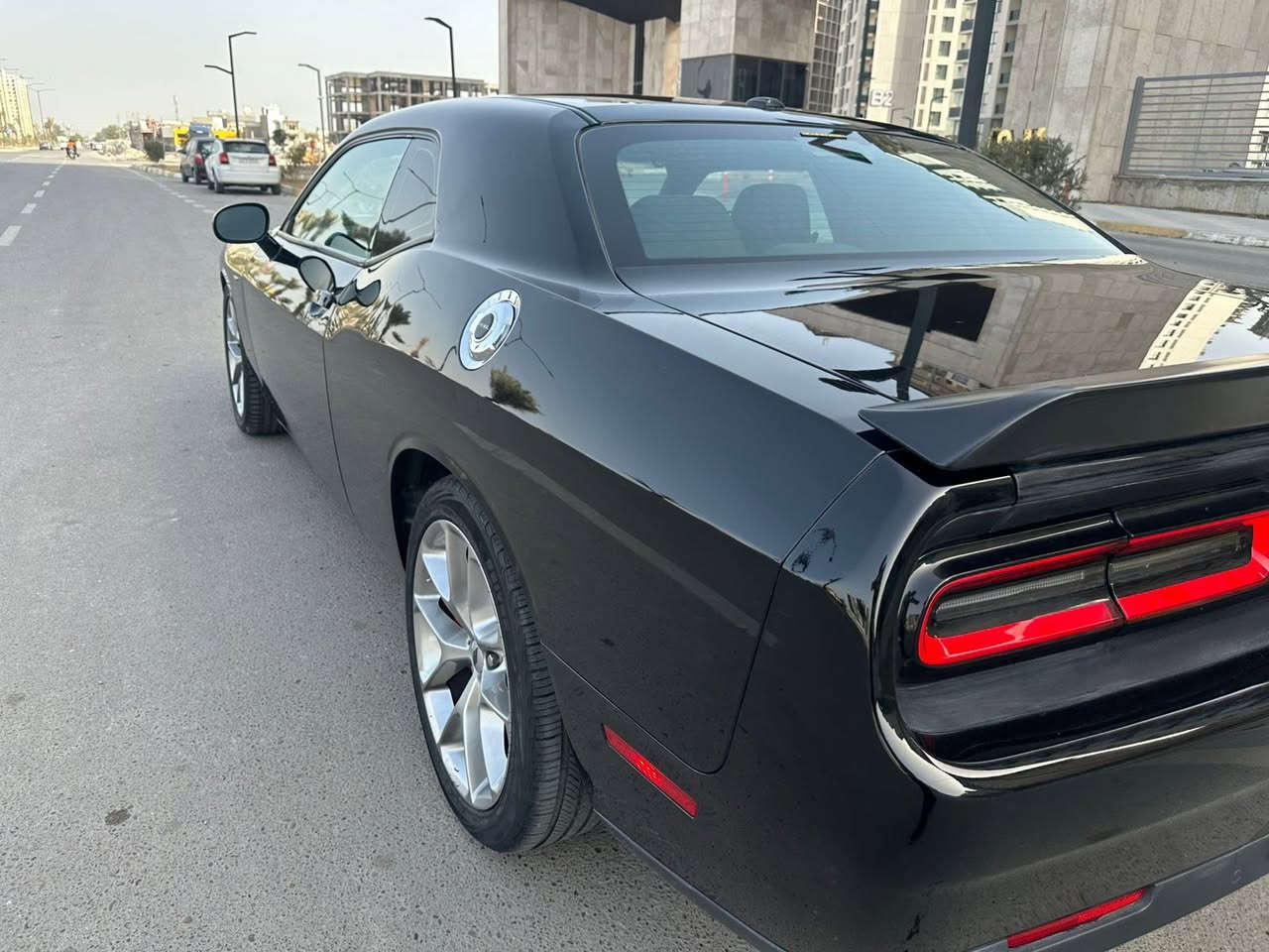 السلام عليكم 
دوج جالنجرGt
 ٢٠٢٣
ماشيه ١٧ الف (بعده بريحه  شركه
السياره كلين 
من اجت دريت بيه حادث امامي ٣ قطع
سعره ١٩٠ 
مكانه حي جهاد 
***********
