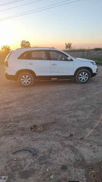 سورنتو خليجي موديل ٢٠١٢ محرك ٦ ٧ راكب بيها ٣ قطع صبغ بدون اي دواخل شرط...