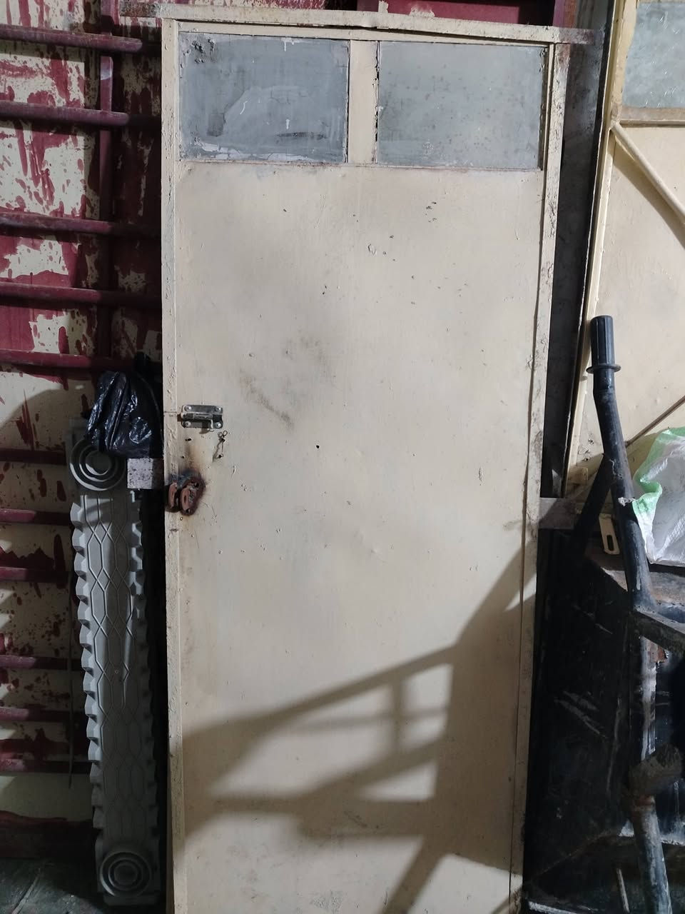 السلام عليكم يوجد بيبان للبيع السعر 250 والمبرده 150 الرقم ***********
