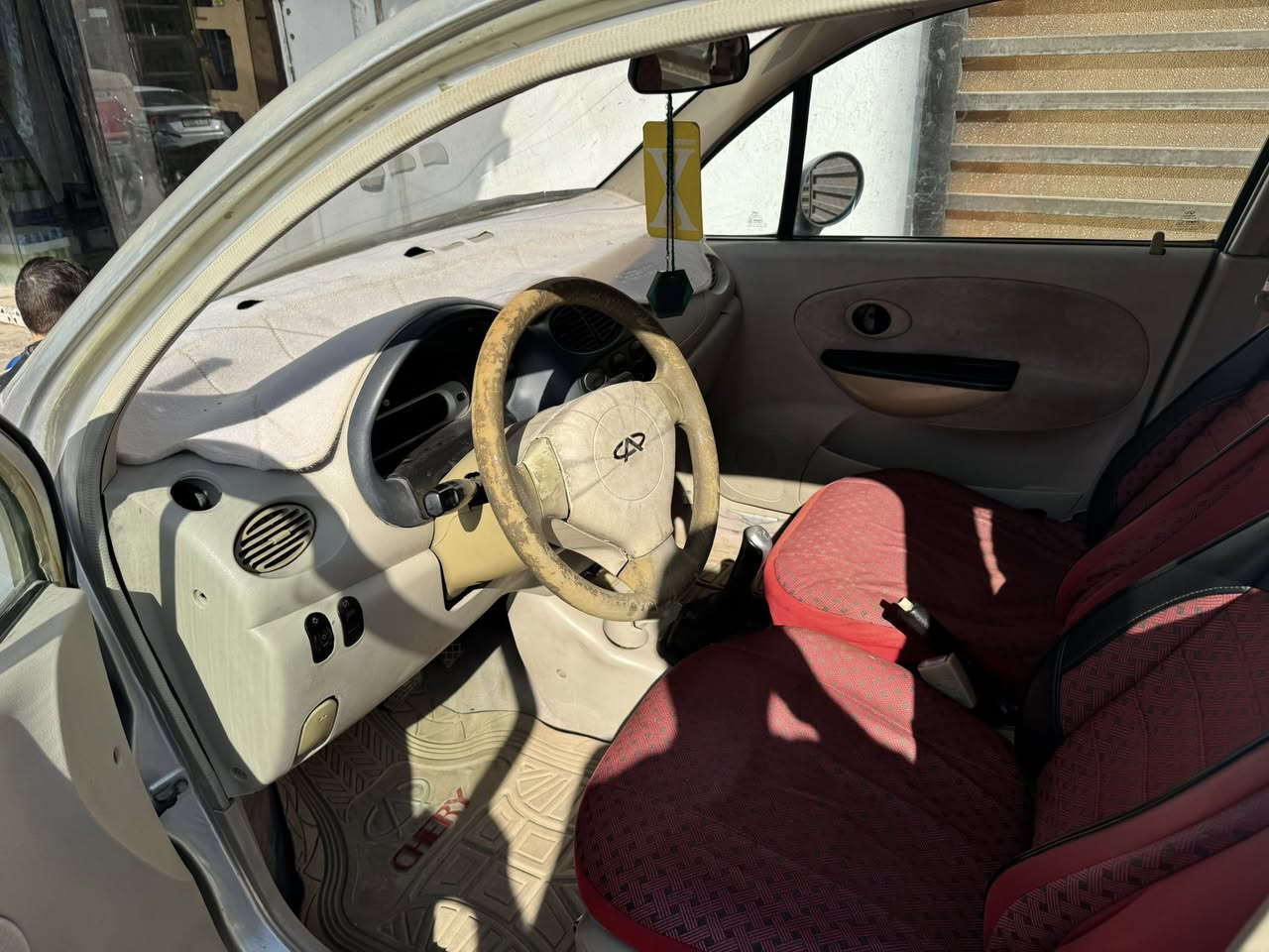 سلام عليكم
كيو كيو ٢٠١٢  سلفر 
السياره خير من الله مكينه وكير وتبريد وتدفئه وكل كهرباىيات شغاله بدون نقص ابد وبدون خياسات رقم بغداد مميز مكان سنويه ورقم جديد 
بيها طخه خفيفه باب السائق فقط 
السياره كوت 
***********
معروضه ٢٩ وبيها مجال للشراي
