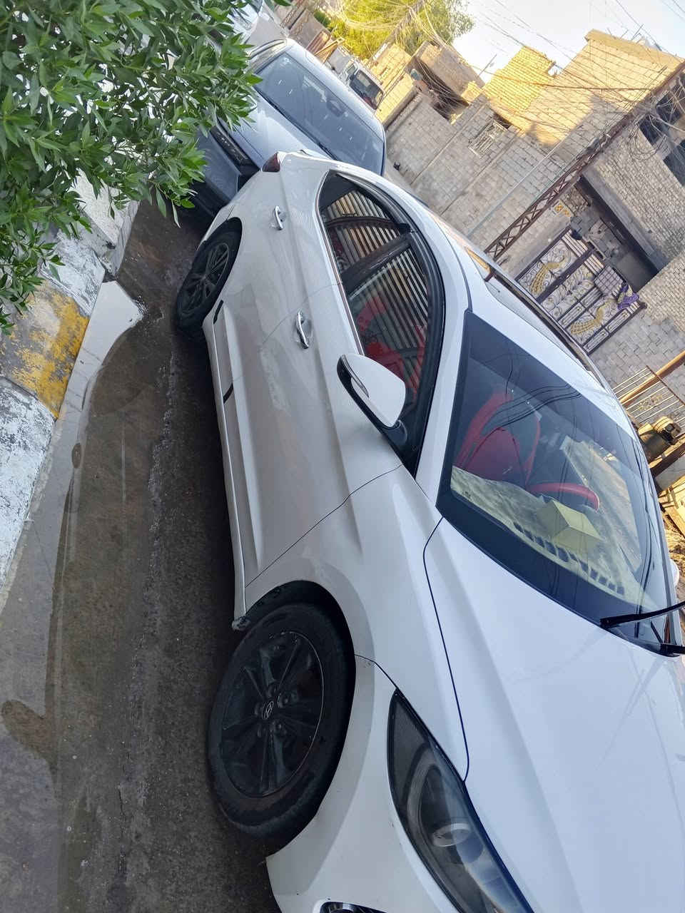 سلام وعليكم عل بركة الله 
التترا موديل 17 خليجي محرك 2000 فول مواصفات عدا البصمه 
مكفوله من الحادث سياره ماناقصه كلشي تشغل وتطلع ترايك للبصره السعر 135 وبيه مجال لشراي سياره باسمي 
رقمي *********** واتساب متواجد 24 ساعه
