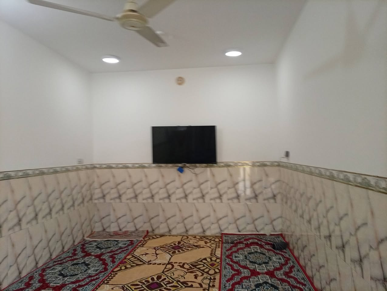 السلام عليكم بيت لبيع المساحة/100/وخمسين /قاطين غرفتين  صاله ومطبخ وستقبال حمام داخلي ومجمع صيحات خارجية كامل من ماء كهرباء ومجاري خارجيه كامل من كل النواحي  قرب مدرسة إعدادية  الحفرية للبنات لاستفسار أتصل ***********ابوكرارالقريشي
