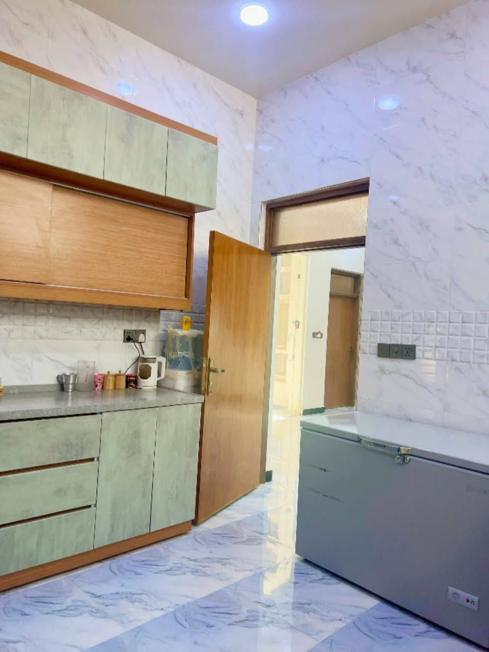 اللهم صلي على محمد وآل محمد
دار للبيع 🏛️    بناء حديث  كونكريت  ركن 
📍 العنوان :  حي  الصدر قرب جامع الجوادين 
📈 المساحة   135 م
يتكون من 
- غرفة نوم  عدد 2
- صالة 
_ مطبخ 
- استقبال 
- مطبخ
_صحيات 
☎️ للأستفسار والمعاينة الاتصال على :
***********
الرقم يحتوي على واتساب 
📍 زيارة مكتبنا الكائن في : حي الصدر الاول السايدين قرب مطعم كباب نذير 
📥 مكتب أدم
#عقار_للبيع #اكسبلور
