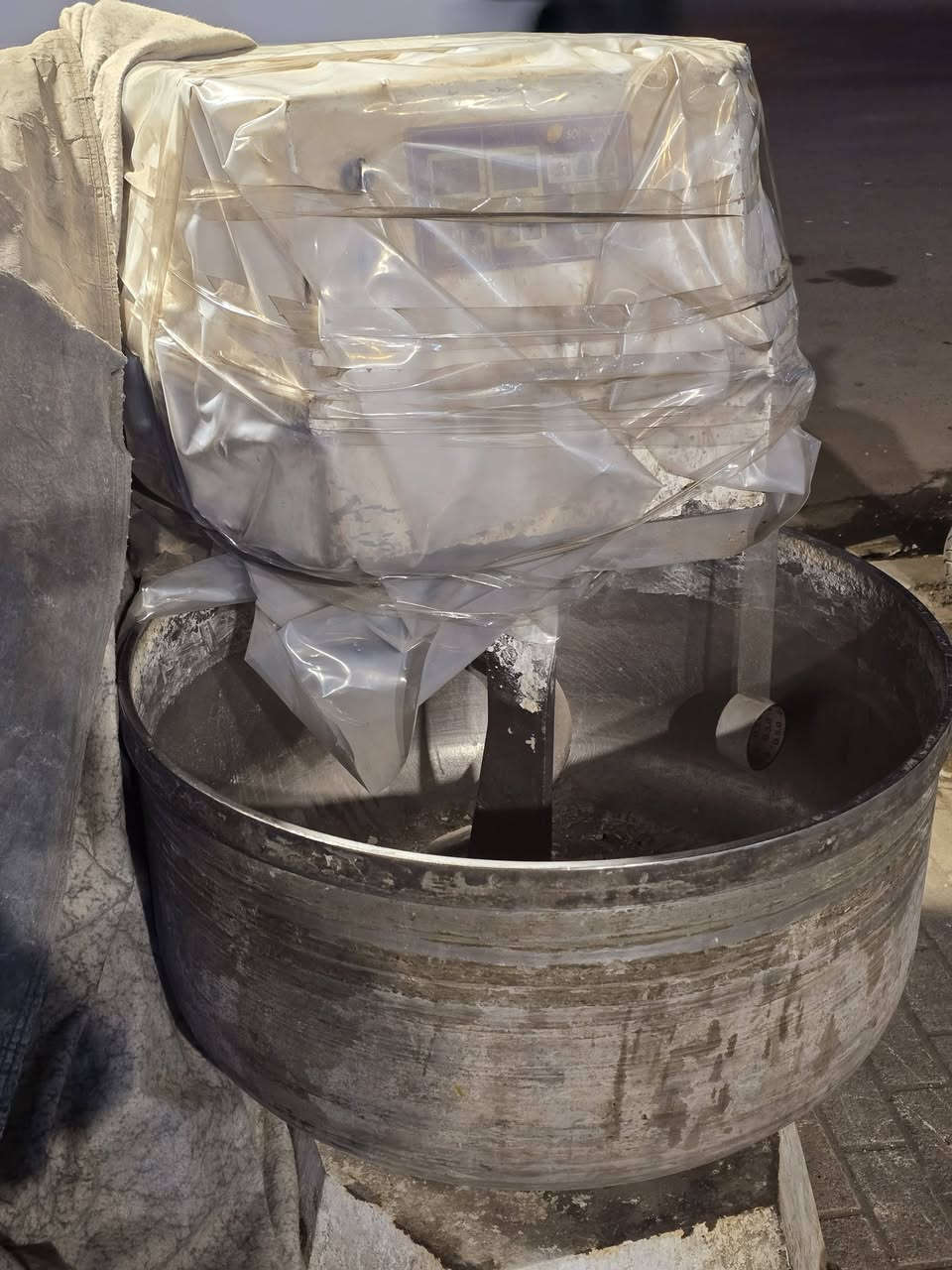 عجانه لولبيه تركي جيس ونص الذراع ملحوم
مكينه توس 
قوالب توس 
فرن طبقي ٣خانات مشعل فوك ومشغلين جوه 
العنوان _بغداد 
الرقم: *********** اتصال فقط فقط المو شراي لا يتصل
