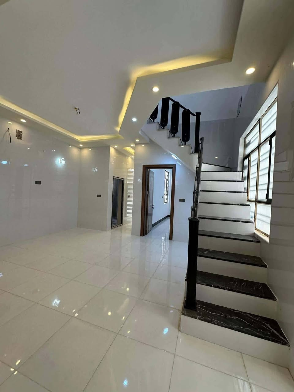 فرصة ذهبية للبيع 🔑 بيع مسستعجل🔥🔥
🏡 وحدة سكنية في مجمع بوابة الغدير 
📍 موقع مميز – النجف الأشرف شارع المطار الصب مقابيل قرية الغدير يبعد عن الشارع 100 متر 
✨ تفاصيل الوحدة:
🔹 المساحة: 150 
🔹 طابقين
🔹 4 غرف نوم
🔹 صالتين مريحة + استقبال
💰 السعر : 127 وبي مجال
✔️ سكن عائلي مريح
✔️ موقع حيوي وخدمات متكاملة
✔️ سعر مناسب جداً مقارنة بالسوق
📞 للحجز أو الاستفسار، ***********
