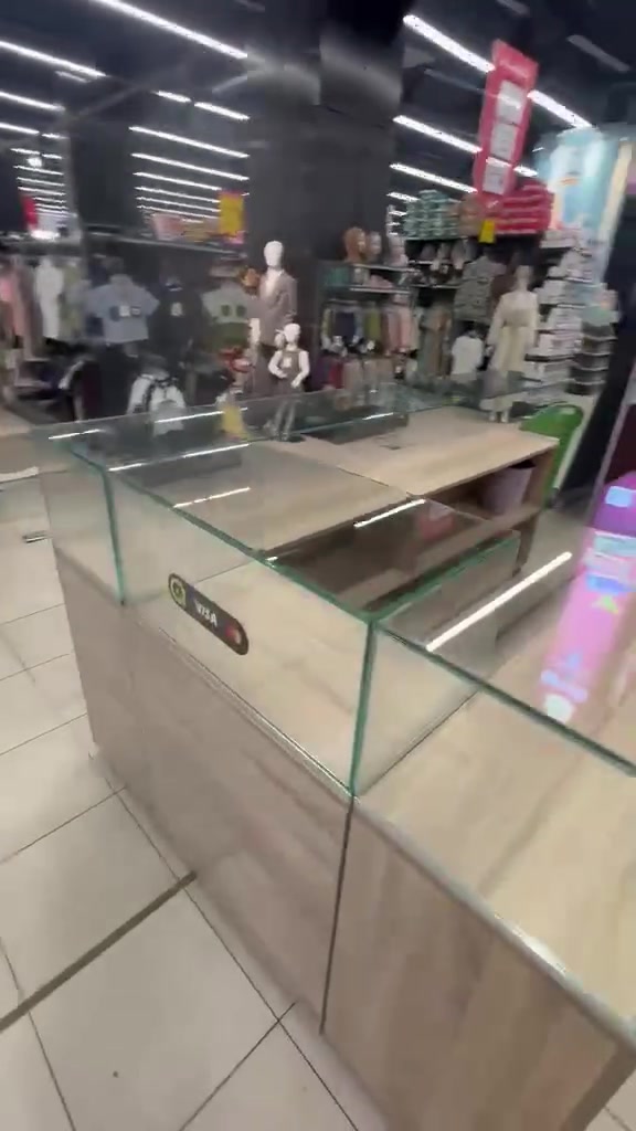 السلام عليكم عدنه بوث للبيع يعني ميز يصلح الكلاشي عطور اكسسوارات اي شي للبيع ومبرده اتصال على هذه الرقم ***********
