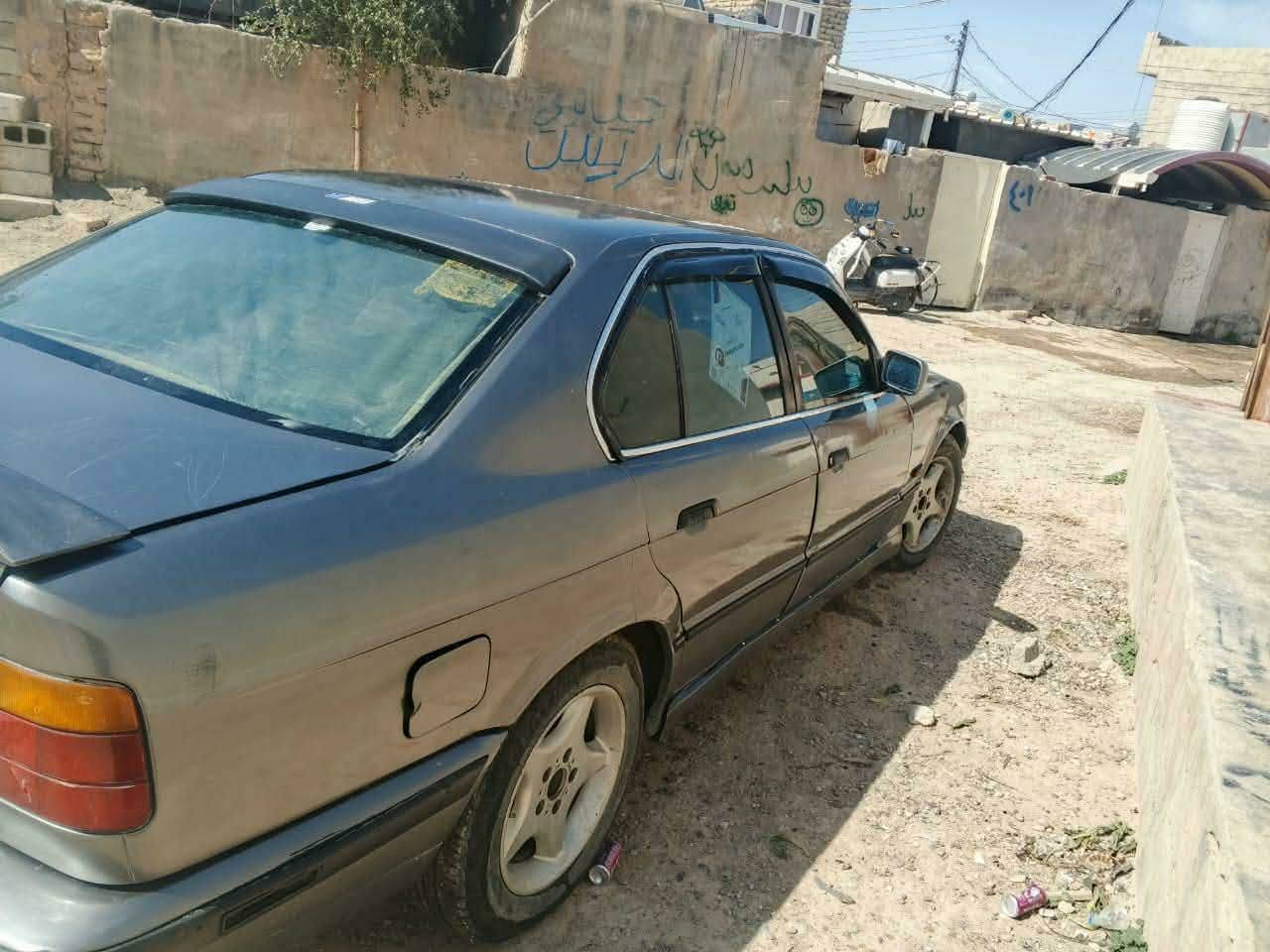 السلام عليكم بي ام535 موديل93 كير محرك فول تبريد بس الغاز كيجات شغالة رون كيلو متر حماوة طوافة تخم تاير نضيف درايم شفت الخلفي واحد بي تعب مصبوغه جديد داخل جديد مسجل جوم كله شغالة سنتر لوك ويل نجمه رقم فحص صلاح الدين مدفوع كمرك سنويه ضايعه بيه واجه وبيه كتاب محكمه بيع او مراوس مكان بيجي***********
