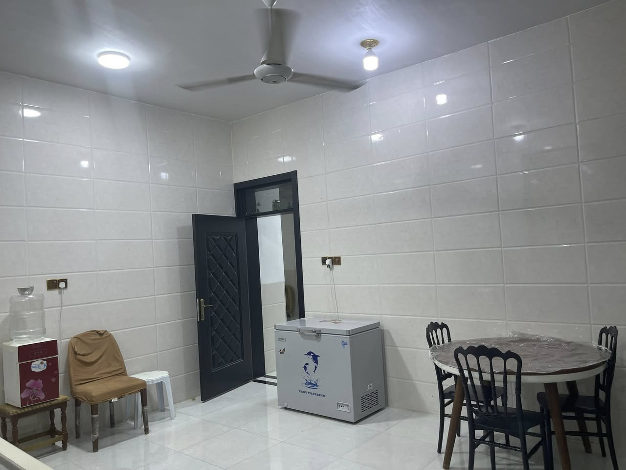 السلام عليكم
دار للبيع المساحة 200م
طابو صرف بأسمي 
الوجه 10 والنزال 20 
يتكون من كراج واستقبال وكيلدور 
وصالة كبيرة ومطبخ وغرف 2 ومناور 2 وصحيات داخلية وخارجية 
البيت جديد بناء سنة 2023 
للاستفسار الاتصال على الرقم ***********
البيع نقد فقط
