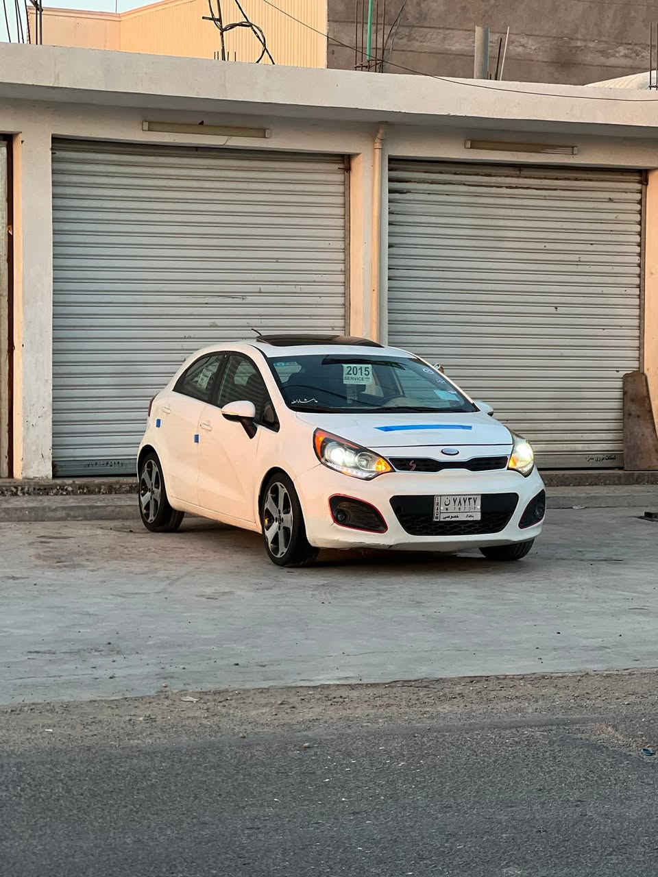 سـلام عـلـيـكـم
كـيا ريو 2015 هاج باك  KIA RIO *S* 
فــول مـواصـفـات 1/1 للاخير اعلى فئة بل ريو
الـعداد { 78mi }  
ضرر : بيهة قطعتين ونص اثر شخوط ودحجات بدون حادث 
* فتحة سقف 
* بصمة تشغيل + بصمة ابواب 
* محرك 1600 سي سي
* كير أوتوماتيك  6 نمر
* كشنات جلد
* كاميرا خلفية
* شاشة لمس
* بلوتوث + USB + AUX
* كروز كنترول
* فول تحكم استيرن جهتين
* مرايا كهربائية مع إشارات
* زجاج كهربائي
* ريموت + سنتر لوك
* شفتات سرعة
* أضواء ضباب
* TCS نظام مانع انزلاق
* ECO نظام تقليل الوقود 
* لايتات زينون عالي وناصي اصلي
* داخل صاج ملكي
* تخم تايرات جدد
* ⁠تبريد ثلج 
السيارة جاهزة ماتصرف عليهة دينار كبل للشارع كهربائيات كلهة شغال مكيانيك صدر امامي خلفي كله جديد السعر$ 77 وبيها مجال بسيط  مناسب وبلعافية عل ياخذه السيارة استخدام شخصي وممتعوبة مكاني بغداد الرصافة 
هـ ***********
